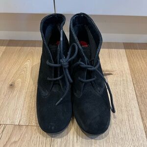 White mountain size 6 Black suede boots